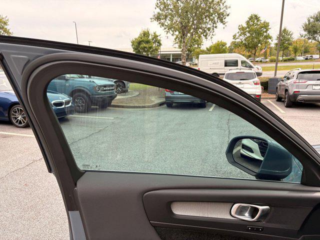 Photo of 2023 Thunder Grey Metallic Volvo XC40