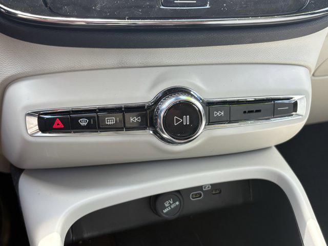 Photo of 2025 Crystal White Pearl Volvo XC40