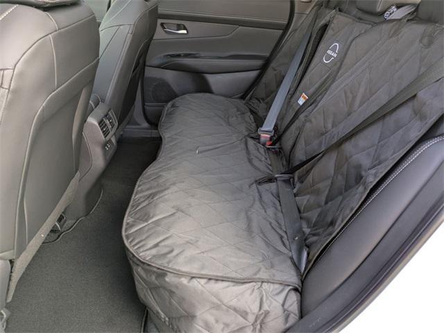 Photo of 2025 White / Black Nissan Murano