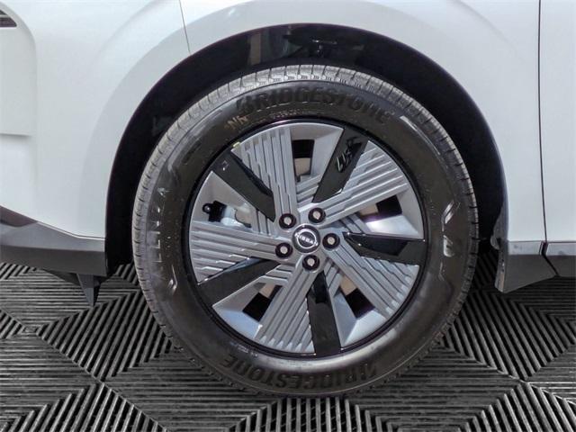 Photo of 2025 White / Black Nissan Murano