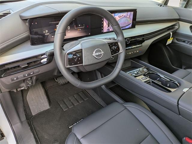 Photo of 2025 White / Black Nissan Murano