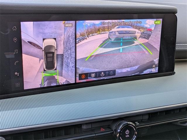 Photo of 2025 White / Black Nissan Murano