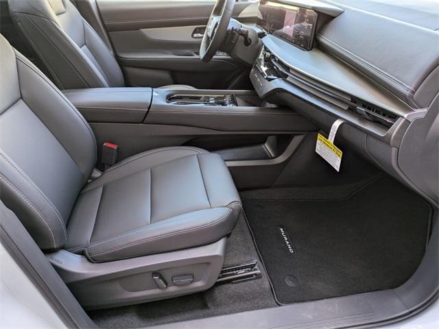 Photo of 2025 White / Black Nissan Murano