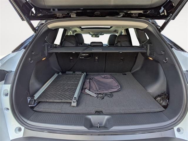 Photo of 2025 White / Black Nissan Murano
