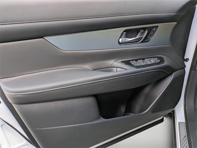 Photo of 2025 White / Black Nissan Murano
