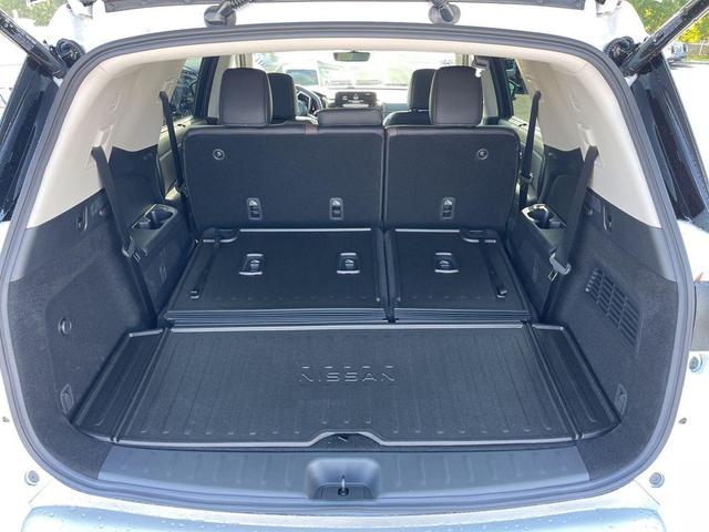 Photo of 2025 Everest White Pearl Tricoat Nissan Pathfinder