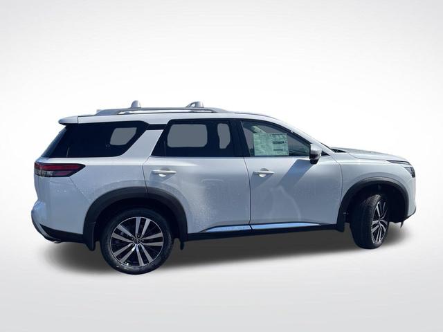 Photo of 2025 Everest White Pearl Tricoat Nissan Pathfinder