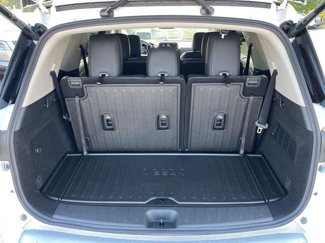 Photo of 2025 Everest White Pearl Tricoat Nissan Pathfinder