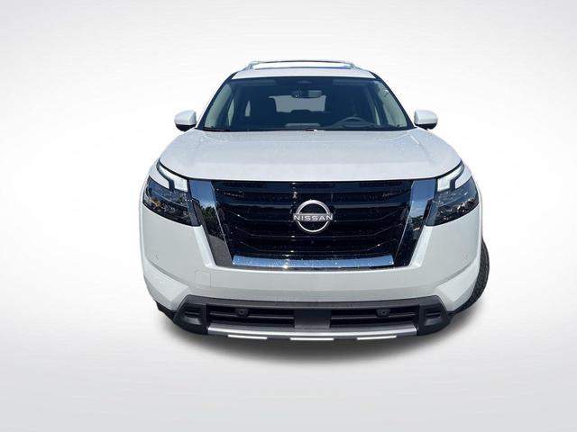 Photo of 2025 Everest White Pearl Tricoat Nissan Pathfinder