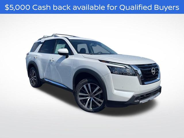 Photo of 2025 Everest White Pearl Tricoat Nissan Pathfinder