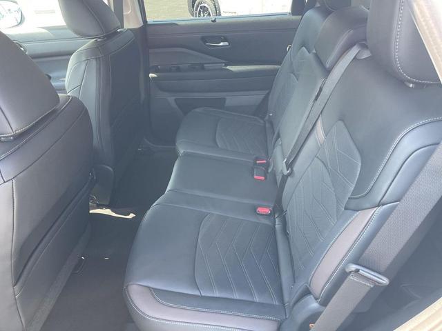Photo of 2025 Everest White Pearl Tricoat Nissan Pathfinder