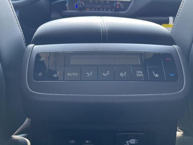 Photo of 2025 Everest White Pearl Tricoat Nissan Pathfinder