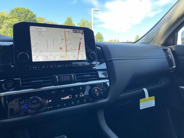 Photo of 2025 Everest White Pearl Tricoat Nissan Pathfinder
