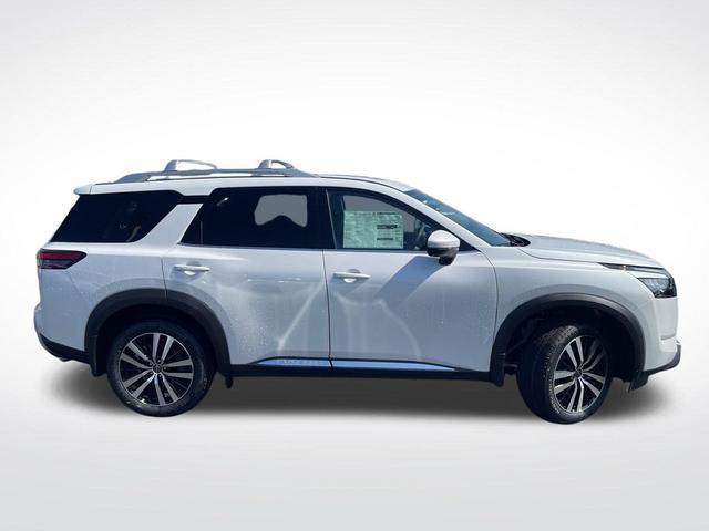 Photo of 2025 Everest White Pearl Tricoat Nissan Pathfinder