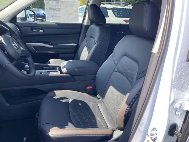 Photo of 2025 Everest White Pearl Tricoat Nissan Pathfinder