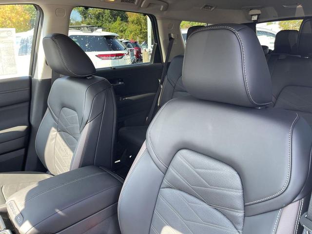 Photo of 2025 Everest White Pearl Tricoat Nissan Pathfinder