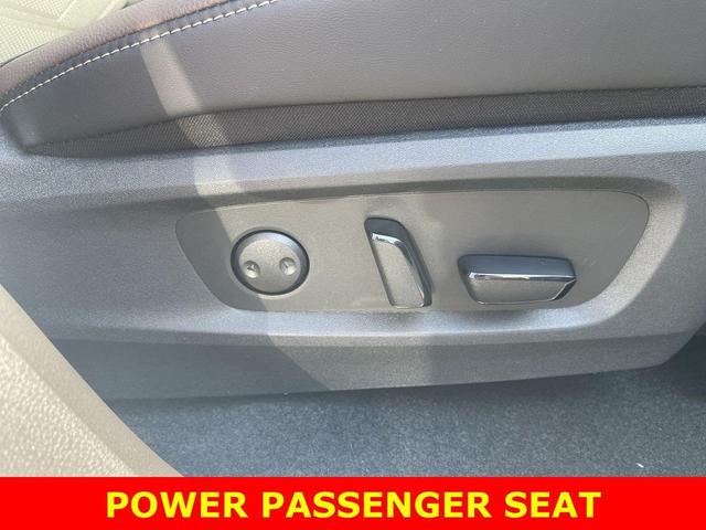 Photo of 2025 Everest White Pearl Tricoat Nissan Pathfinder