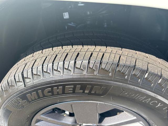 Photo of 2025 Glacier White Nissan Frontier