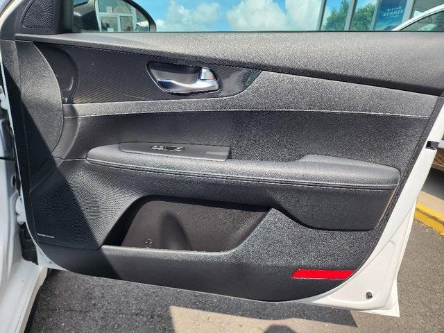 Photo of 2022 Snow White Pearl Kia Forte