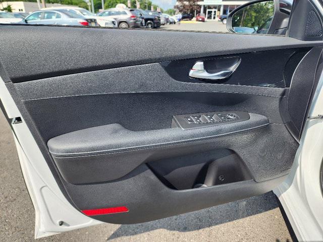 Photo of 2022 Snow White Pearl Kia Forte