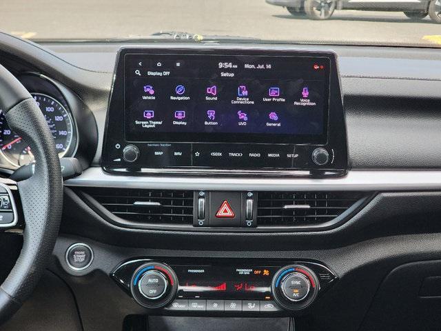 Photo of 2022 Snow White Pearl Kia Forte