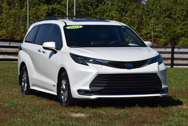 Photo of 2021 Blizzard Pearl Toyota Sienna