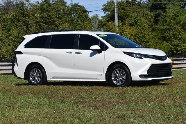 Photo of 2021 Blizzard Pearl Toyota Sienna