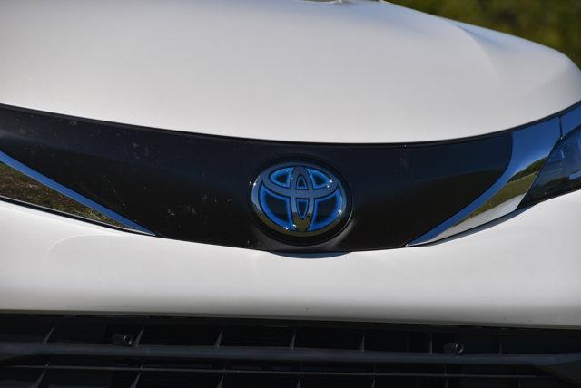Photo of 2021 Blizzard Pearl Toyota Sienna