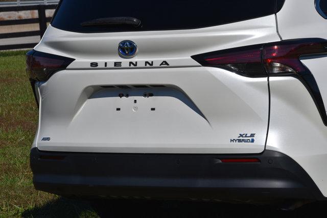 Photo of 2021 Blizzard Pearl Toyota Sienna