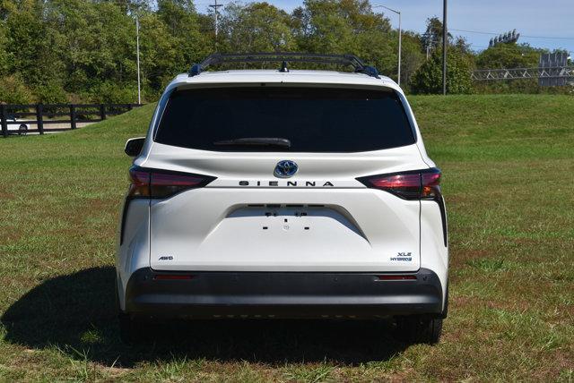 Photo of 2021 Blizzard Pearl Toyota Sienna