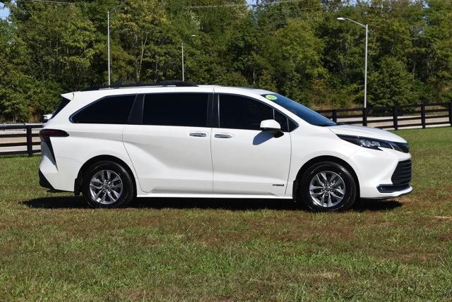 Photo of 2021 Blizzard Pearl Toyota Sienna