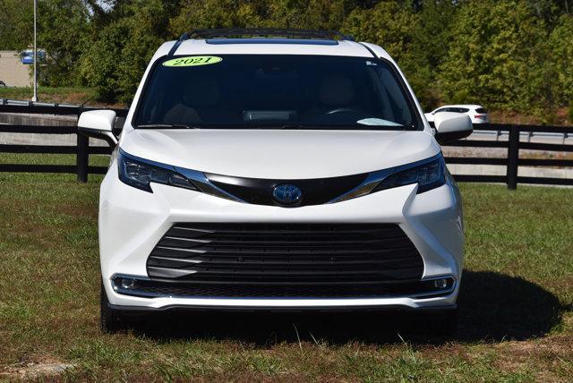 Photo of 2021 Blizzard Pearl Toyota Sienna