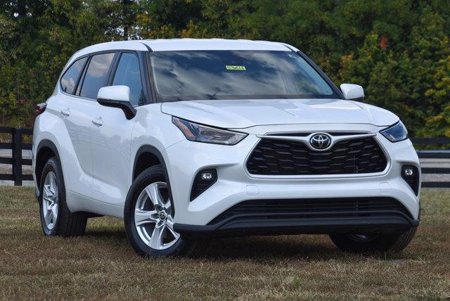 Photo of 2023 Wind Chill Pearl Toyota Highlander