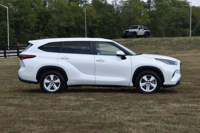 Photo of 2023 Wind Chill Pearl Toyota Highlander