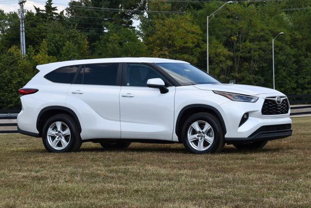 Photo of 2023 Wind Chill Pearl Toyota Highlander