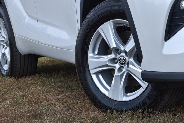 Photo of 2023 Wind Chill Pearl Toyota Highlander