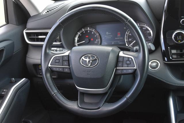 Photo of 2023 Wind Chill Pearl Toyota Highlander