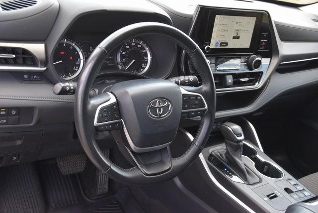 Photo of 2023 Wind Chill Pearl Toyota Highlander