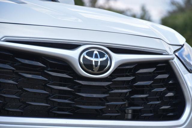 Photo of 2023 Wind Chill Pearl Toyota Highlander