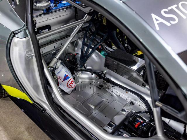 Photo of 2022 Green Aston Martin Vantage