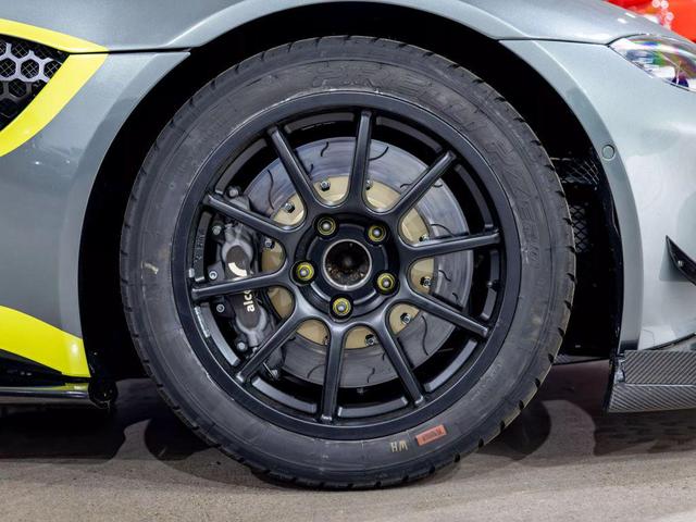 Photo of 2022 Green Aston Martin Vantage