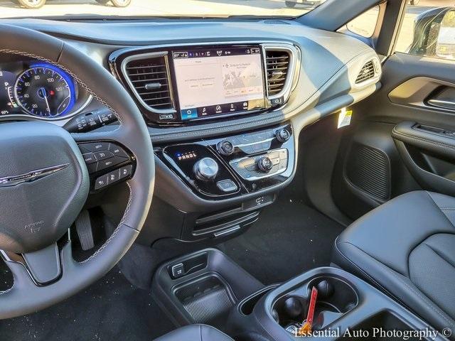 Photo of 2026 Diamond Black Chrysler Pacifica