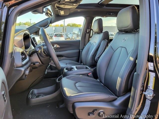 Photo of 2026 Diamond Black Chrysler Pacifica