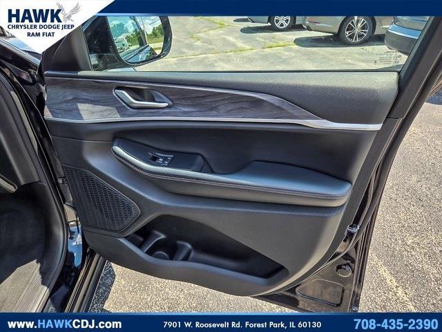 Photo of 2023 Diamond Black Jeep Grand Cherokee