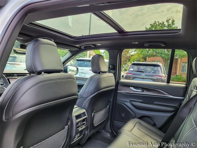 Photo of 2025 Bright White Clearcoat Jeep Grand Cherokee