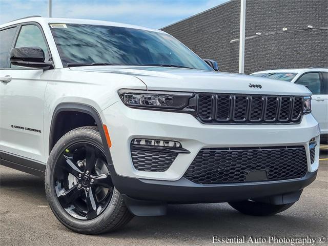 Photo of 2025 Bright White Clearcoat Jeep Grand Cherokee