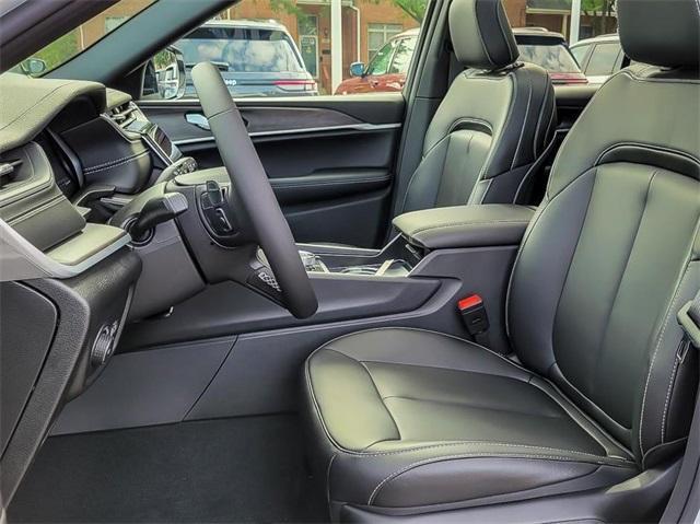 Photo of 2025 Bright White Clearcoat Jeep Grand Cherokee