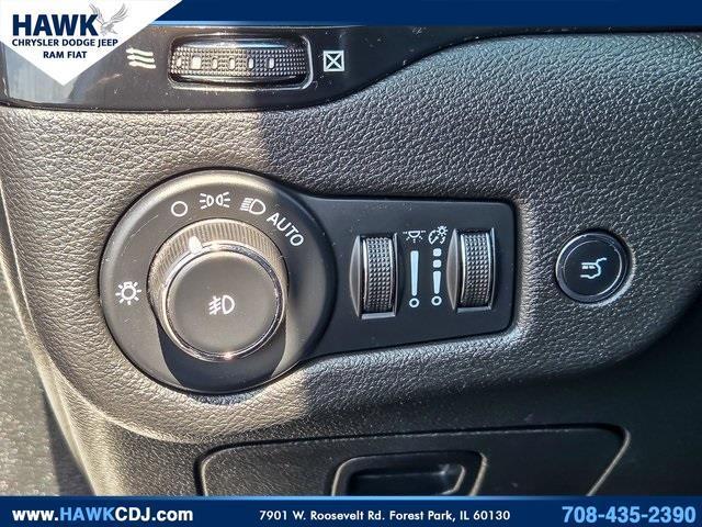 Photo of 2023 Bright White Clearcoat Jeep Cherokee