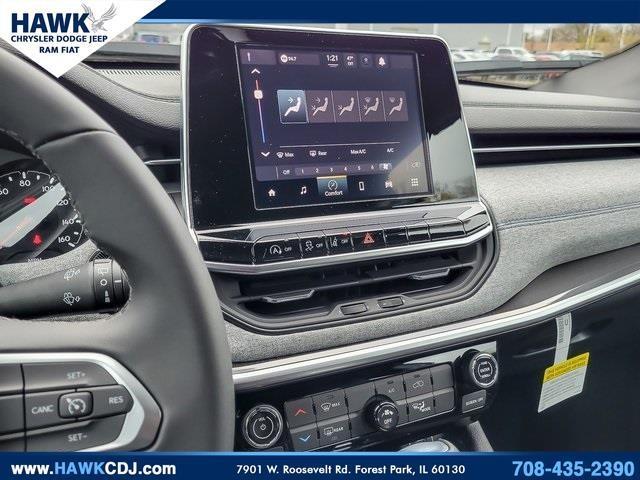 Photo of 2025 Bright White Clearcoat Jeep Compass