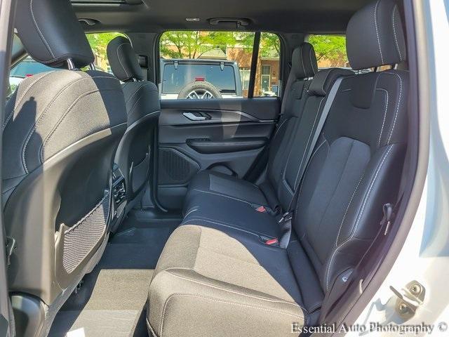 Photo of 2025 Bright White Clearcoat Jeep Grand Cherokee